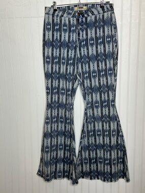 Rock & Roll Cowgirl Bargain Button Bell Blue and White Aztec Flare Jeans